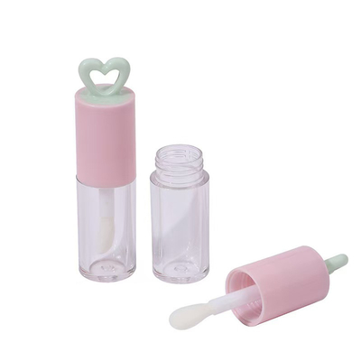 Cor personalizada 7ml Tubo de esmalte de lábio plástico de coração oco para embalagem portátil de brilho labial