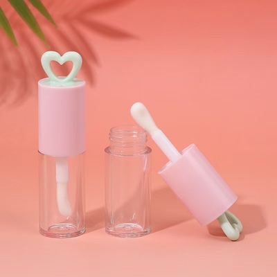 Cor personalizada 7ml Tubo de esmalte de lábio plástico de coração oco para embalagem portátil de brilho labial