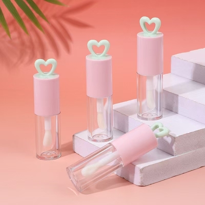 Cor personalizada 7ml Tubo de esmalte de lábio plástico de coração oco para embalagem portátil de brilho labial