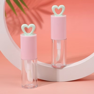 Cor personalizada 7ml Tubo de esmalte de lábio plástico de coração oco para embalagem portátil de brilho labial