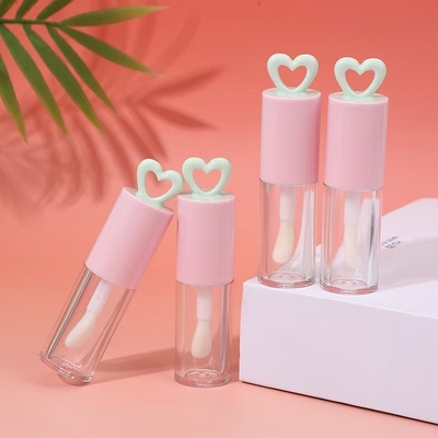 Cor personalizada 7ml Tubo de esmalte de lábio plástico de coração oco para embalagem portátil de brilho labial