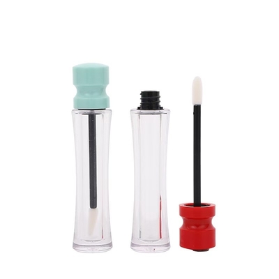 Tubos de plástico com esmaltes labial com tampa até à cintura e de várias cores