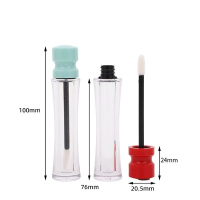 Tubos de plástico com esmaltes labial com tampa até à cintura e de várias cores