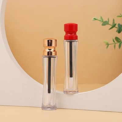 Tubos de plástico com esmaltes labial com tampa até à cintura e de várias cores