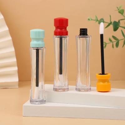 Tubos de plástico com esmaltes labial com tampa até à cintura e de várias cores