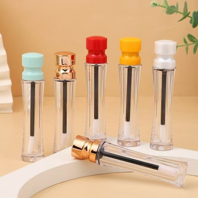 Tubos de plástico com esmaltes labial com tampa até à cintura e de várias cores
