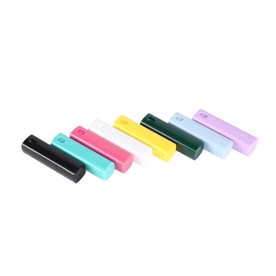 Caneta de perfume PP de forma quadrada e colorida para pulverização de fragrâncias sem esforço e precisa