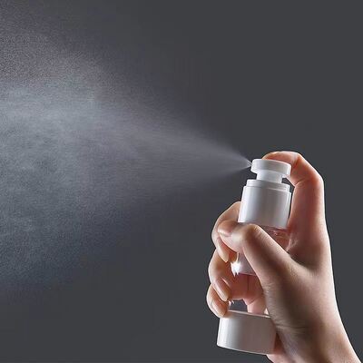 Garrafa de plástico 15 ml 30 ml 50 ml garrafas de bomba sem ar com aspirador de névoa fina e bomba de loção