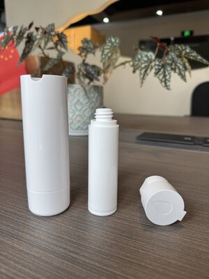 Garrafa de bomba sem ar de plástico de 50 ml com bomba de loção de vácuo em ABS + PP e cor personalizada