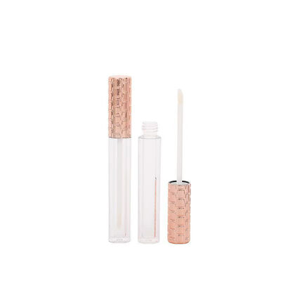 Venda a retalho Tubo plástico de brilho labial de 4,5 ml com tampa dourada e escova branca para recipiente cosmético vazio