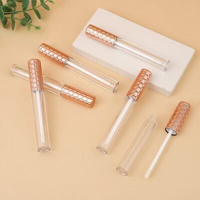 Venda a retalho Tubo plástico de brilho labial de 4,5 ml com tampa dourada e escova branca para recipiente cosmético vazio