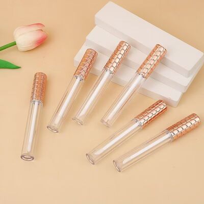Venda a retalho Tubo plástico de brilho labial de 4,5 ml com tampa dourada e escova branca para recipiente cosmético vazio