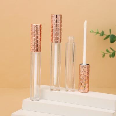 Venda a retalho Tubo plástico de brilho labial de 4,5 ml com tampa dourada e escova branca para recipiente cosmético vazio