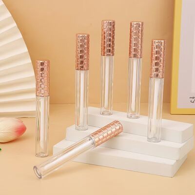 Venda a retalho Tubo plástico de brilho labial de 4,5 ml com tampa dourada e escova branca para recipiente cosmético vazio